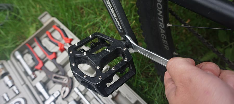 removing-stuck-pedals-on-a-bike.jpg